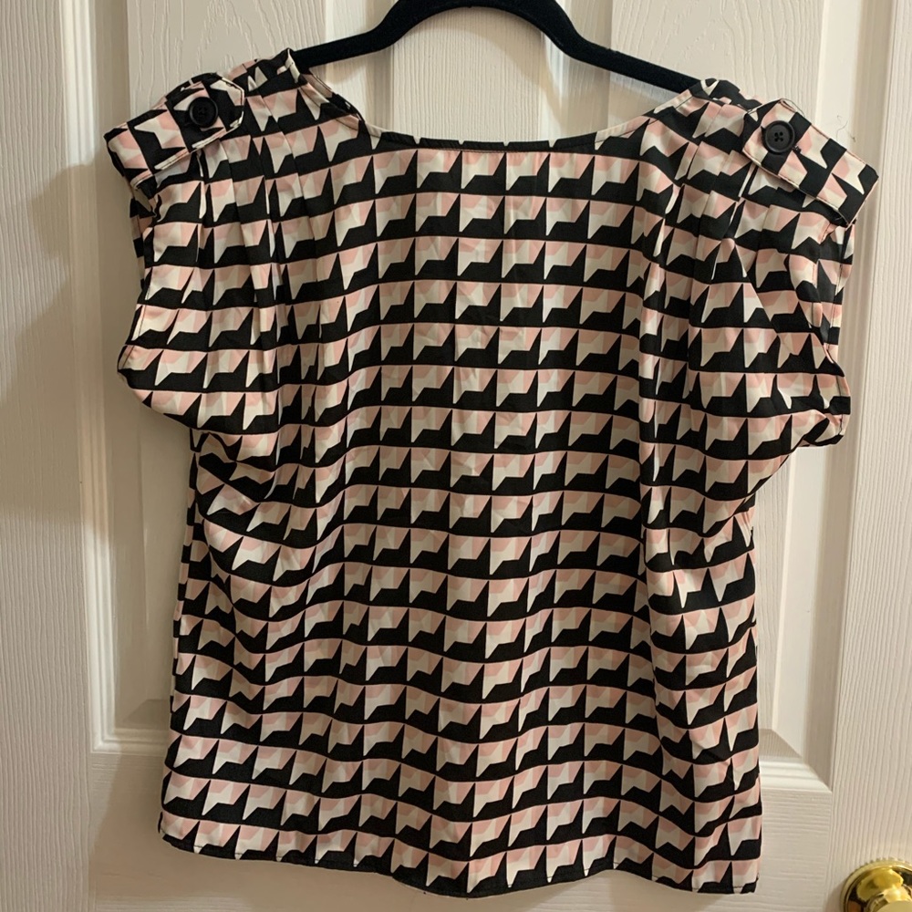 Geometric patterned shirt with button down back